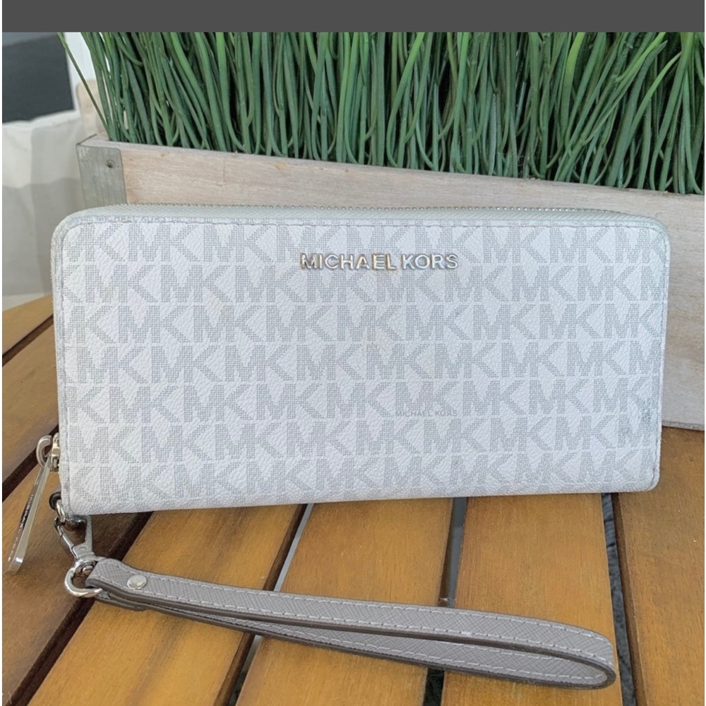 💢ʀᴇᴅᴜᴄᴇᴅ!💢 Michael Kors Jet set signature travel wallet▪️